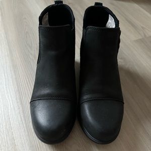 Women’s black Sorel wedge boots